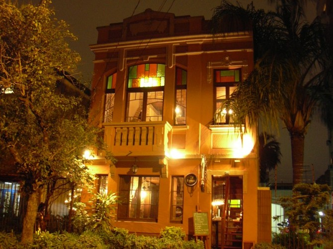 Fachada iluminada do casarão de 1920